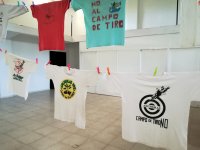 Camisetas reivindicativas en la exposición montada en Anchuras sobre la campaña contra el campo de tiro.