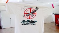 Una de las camisetas reivindicativas en la exposición montada en Anchuras sobre la campaña contra el campo de tiro.