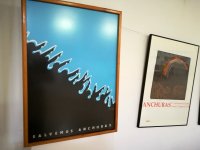 Carteles reivindicativos en la exposición montada en Anchuras sobre la campaña contra el campo de tiro.