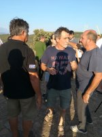Ernesto Álvarez (izquierda), presidente de Grefa, y Fernando Garcés (derecha), secretario general de GREFA, charlan con Santiago Martín (centro), alcalde de Anchuras, en los momentos previos a la suelta de las aves.