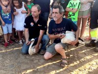 Ignacio Otero (izquierda), de GREFA, y Santiago Martín, Alcalde de Anchuras, a punto de liberar a las dos cigüeñas blancas.