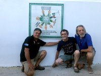 Ernesto Álvarez (izquierda), presidente de GREFA, posa con Santiago Martín (centro), alcalde de Anchuras, y el cantautor Luis Pastor (derecha), junto a la placa conmemorativa.