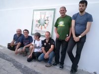 Trabajadores y amigos de GREFA posan con Santiago Martín, alcalde de Anchuras, junto a la placa conmemorativa.