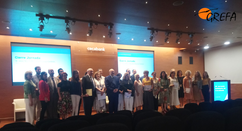 Foto de grupo de galardonados con el premio "Tú eliges", junto con cargos y empleados de Cecabank.