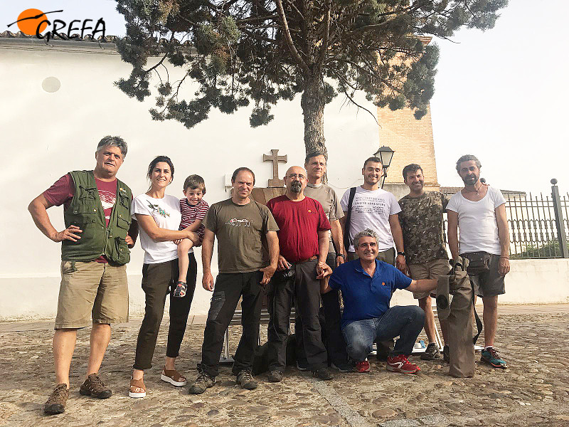 Personal y colaboradores de GREFA en Pedro Abad (Córdoba), poco antes del anillamiento de los pollos de cernícalo primilla de esta colonia.