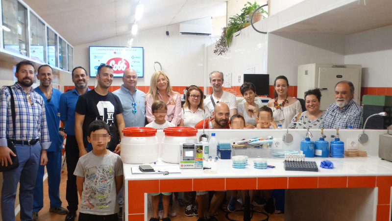 Foto de grupo de la gente de Nirco-Deltalab en el laboratorio de diagnóstico clínico de GREFA, instalación de la que disfrutamos gracias a apoyos como el de esta empresa. 