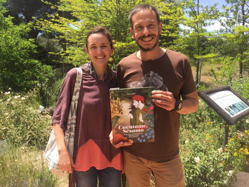 La escritora Aina S. Erice en su visita a GREFA con Fernando Blanca, nuestro responsable de educación ambiental.