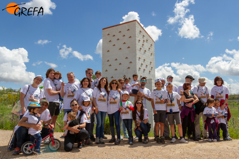 Foto de grupo con las familias de la empresa CLH, delante del primillar de Arganda (Madrid). 