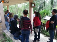 Una veterinaria recibe a un grupo de visitantes a la entrada de las instalaciones de GREFA dedicadas al hospital de fauna.