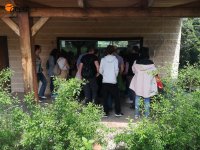 Un grupo de visitantes recibe mira a través de un ventanal cómo se cuida a los animales "huérfanos" en la nursería de GREFA.