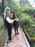 Fernando Garcés, secretario general de GREFA, muestra a Javier Rico y María Luisa Pinedo, de Aver Aves, la zona exterior de nuestro centro. 