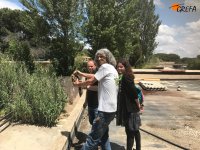 Javier Rico, de Aver Aves, se dispone a liberar el águila ratonera al final de la Jornada de Puertas Abiertas de GREFA.