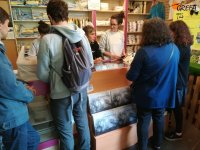 Asistentes a las Jornadas de Puertas Abiertas visitan la Ecotienda de GREFA.