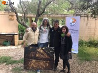 Fernando Garcés y Ernesto Álvarez, de GREFA, posan junto a Javier Rico y María Luisa Pinedo, de Aver Aves, coon el cuadro de la lechuza de Manuel Sosa.