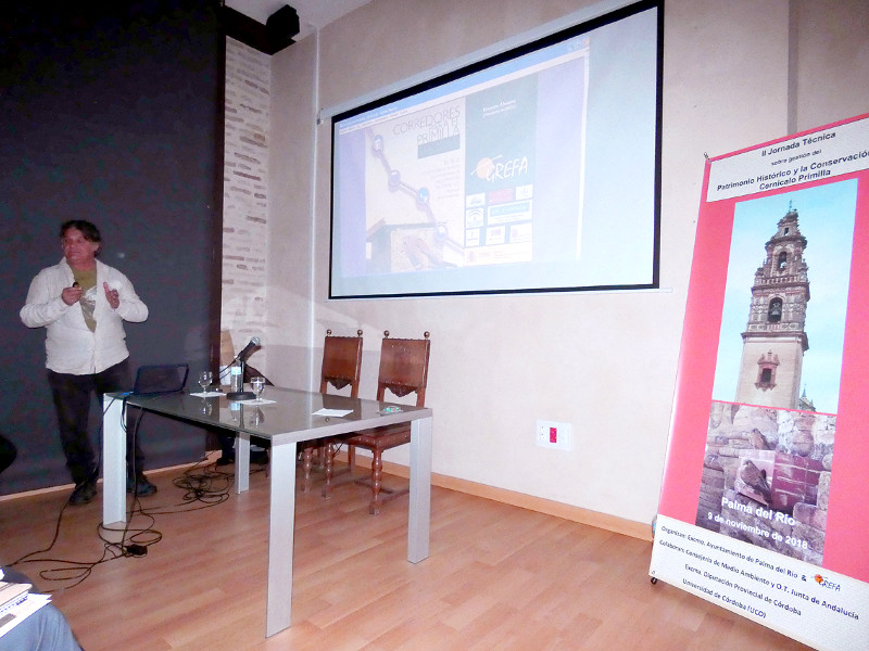 Ernesto Álvarez, de GREFA, imparte su charla sobre el proyecto "Corredores para el Primilla".
