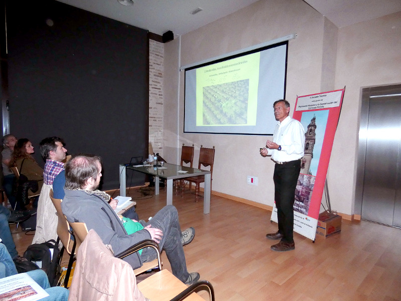 Diego Jordano, profesor de la Universidad de Córdoba y miembro de GREFA, habla del proyecto de reintroducción del cernícalo primilla en la Universidad de Córdoba.