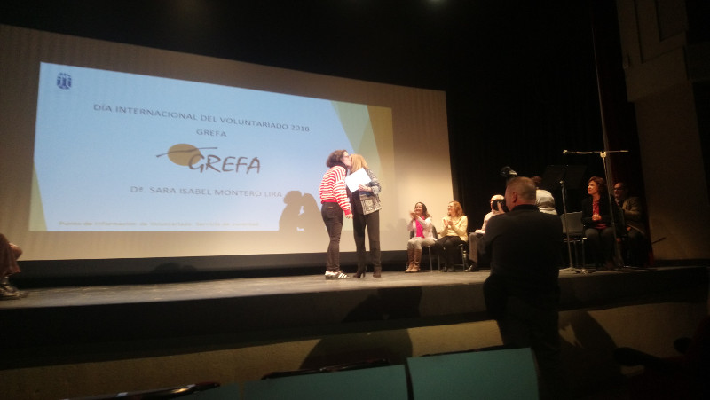 Sara Montero recibiendo el premio Voluntario del Año 2018 de GREFA.