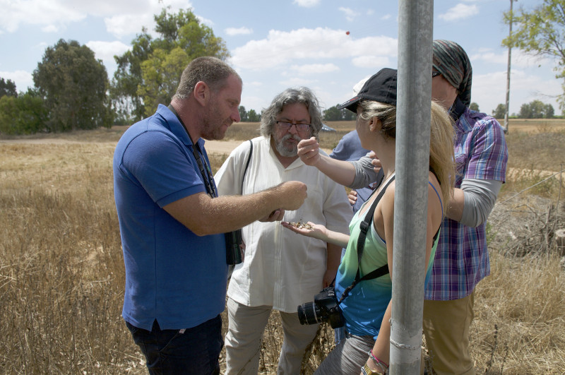 Yoav Motro responsable del Ministerio de Agricultura de Israel y Javier Viñuela (con camisa blanca), junto a otros participantes del seminario, observan unas egagrópilas de lechuza al pie de una caja nido ocupada.