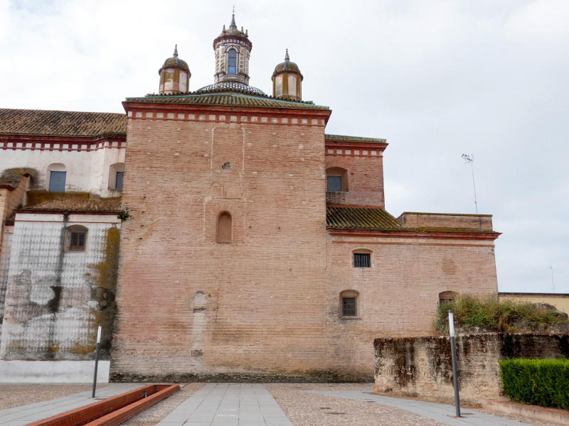 Imagen de la iglesia de Palma del Río, en la que se puede observar parte de los mechinales cegados en la restauración llevada a cabo por la Consejería de Cultura de la Junta de Andalucía.