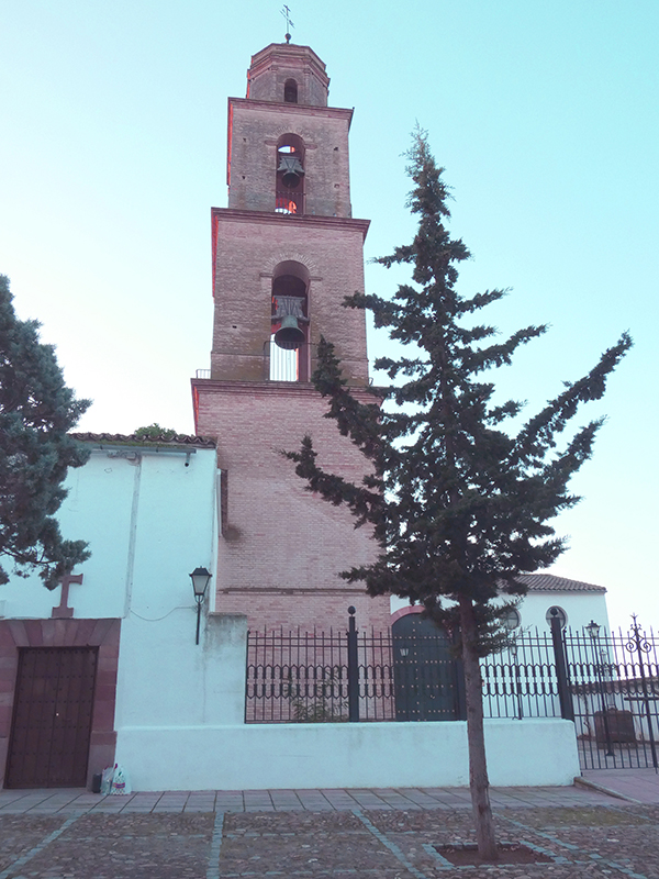 Exteriores de la ermita de Pedro Abad en cuya torre se asienta la colonia de cernícalo primilla.