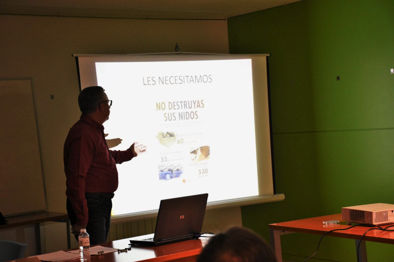 José Miguel Grande muestra en su charla nuestro cartel sobre aves insectívoras.