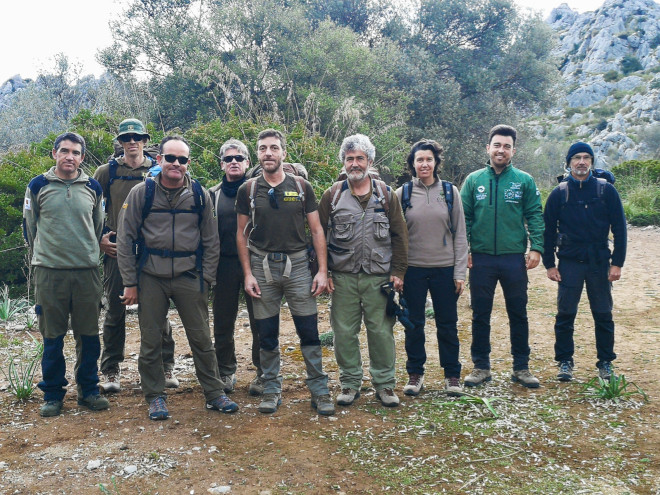 Miembros de AQUILA a-LIFE, COFIB, GOB Mallorca, IBANAT y Agentes de Medio Ambiente del Govern Balear, durante  una jornada de marcaje con GPS de águilas de Bonelli.