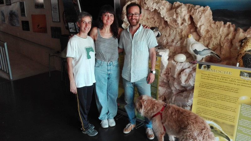 Eva Amaral, junto con los trabajadores de GREFA Deborah Fernández-Infante y Manuel Galán, en la visita a nuestro centro.