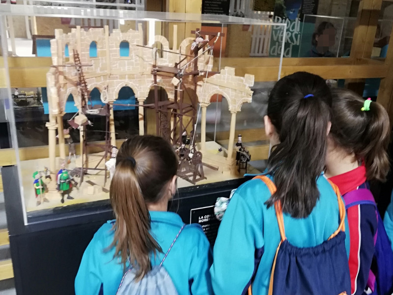 Unas niñas visitan la exposición "La Plastihistoria de Castilla y León" en Villalar de los Comuneros.