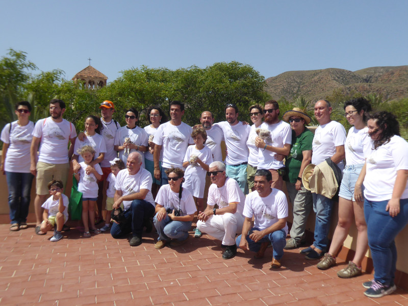 Asistentes al acto de presentación del Proyecto Lechuza de Almería, en el Jardín Botánico de Rodalquilar, con los pollos trasladados a ese lugar.