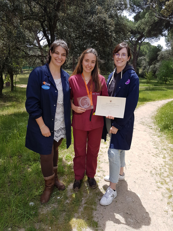 Andrea Priego (derecha) e Inês Vieira (centro) junto con su tutora de GREFA, Bárbara Martín-Maldonado (izquierda), muestran el premio otorgado en un reciente congreso de jóvenes investigadores celebrado en Madrid.