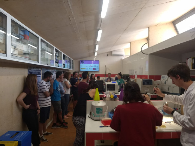 Un grupo de visitantes en el interior del laboratorio del Hospital de Fauna de GREFA.