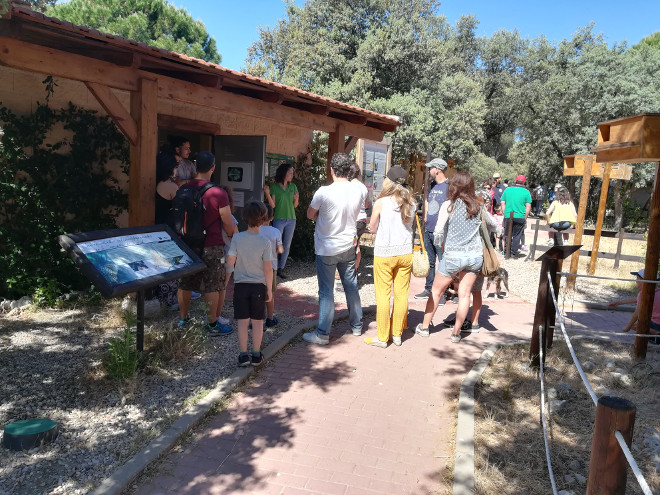 Un grupo de visitantes junto al centro de cría en cautividad del galápago europeo de GREFA.