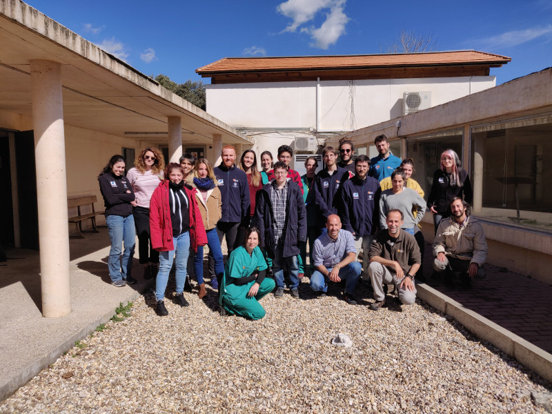 Alumnos y profesores del curso de técnicos de centros de recuperación, con Francisco Villaespesa, en el hospital de fauna de GREFA.