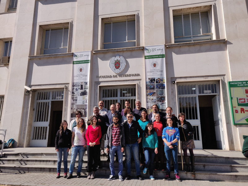 Foto de grupo de los representantes de GEMAS a la puerta de la Facultad de Veterinaria de la Universidad Complutense de Madrid.