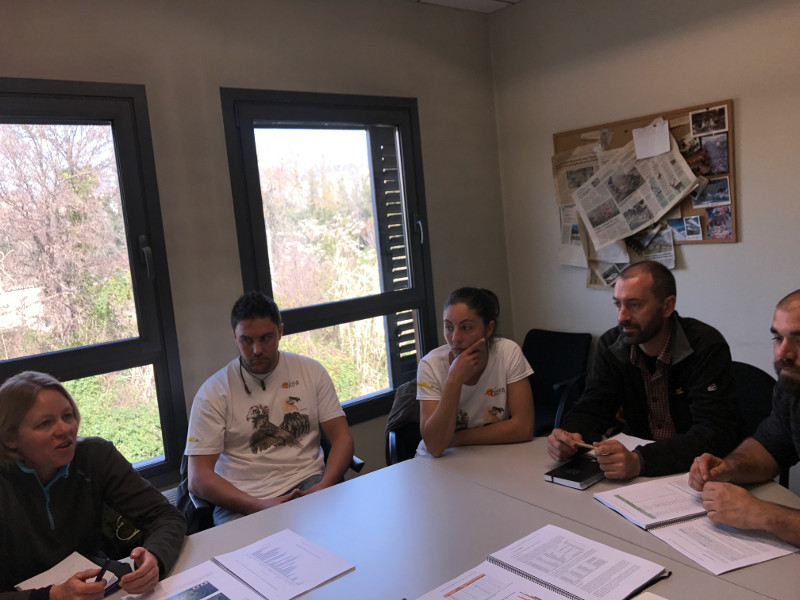Un momento de la reunión mantenida el pasado 28 de febrero en Tremp (Lleida) por los socios del Proyecto de Reintroducción del Buitre Negro en Pirineos.