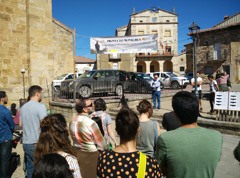 Presentación del Proyecto Monachus en la plaza de Huerta de Arriba (Burgos). 