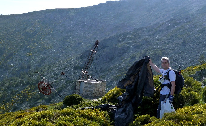 Un voluntario de GREFA con basura recogida en una edición anterior de esta jornada de limpieza en la montaña.