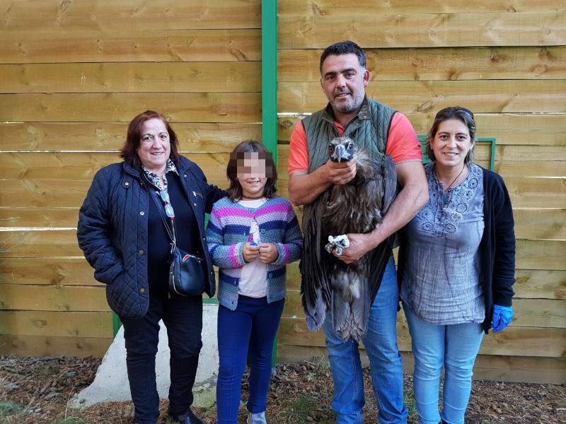 The cinereous vulture named 'Abanto', with the family that has sponsored him, in the Sierra de la Demanda.