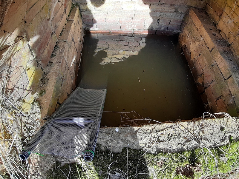 Dispositivo antiahogamientos de fauna colocado por los voluntarios en la Fuente del Canto.