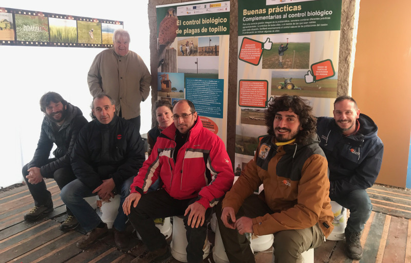 Miembros de la directiva de la UCCL y de GREFA en el módulo del Centro de Interpretación de Villalar destinado a la agricultura y el control biológico del topillo campesino.