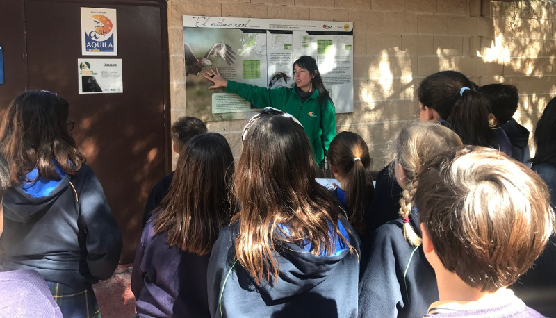 Una monitora con escolares en el centro de educación ambiental de GREFA. 