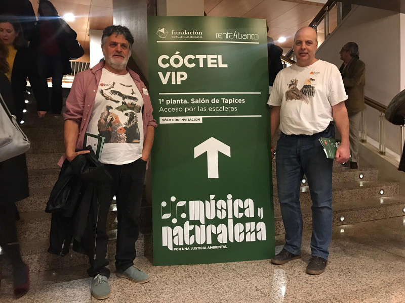Ernesto Álvarez y José Antonio Montero, de GREFA, en el vestíbulo del Auditorio Nacional, en los instantes previos al inicio del concierto solidario.