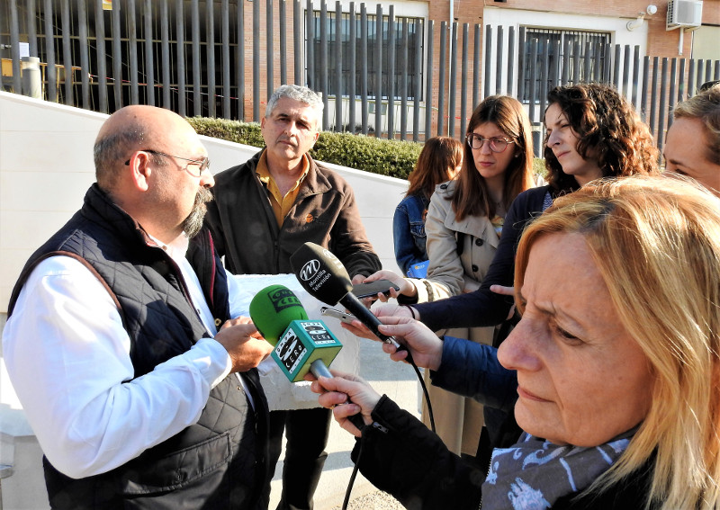Nuestros compañeros de GREFA-Andalucía son entrevistados por la prensa en Montilla.