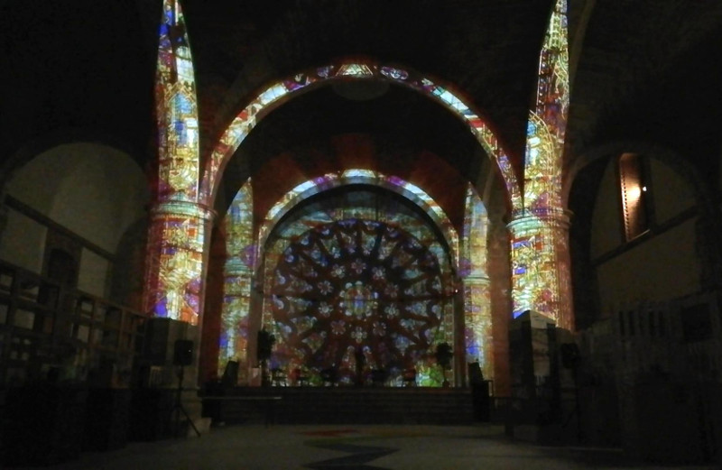 Proyección de "videomapping" en una iglesia de Villalar de los Comuneros (Valladolid).