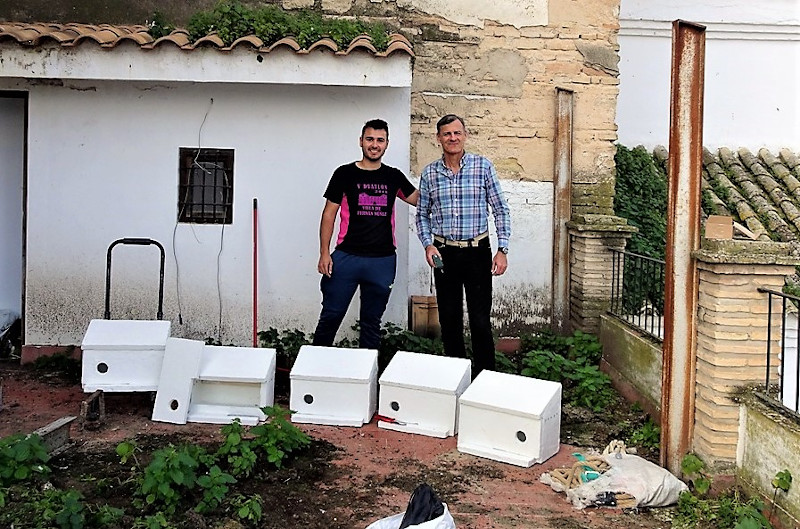 Nuestros colaboradores de la Universidad de Córdoba junto a algunas de las cajas nido antes de colocarlas. Foto: Diego Jordano.