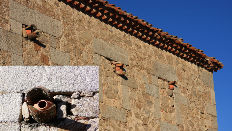 Tinajas para la nidificación del cernícalo primilla incrustadas en varias ventanas tapiadas de la fachada de un edificio de El Espinar (Segovia).