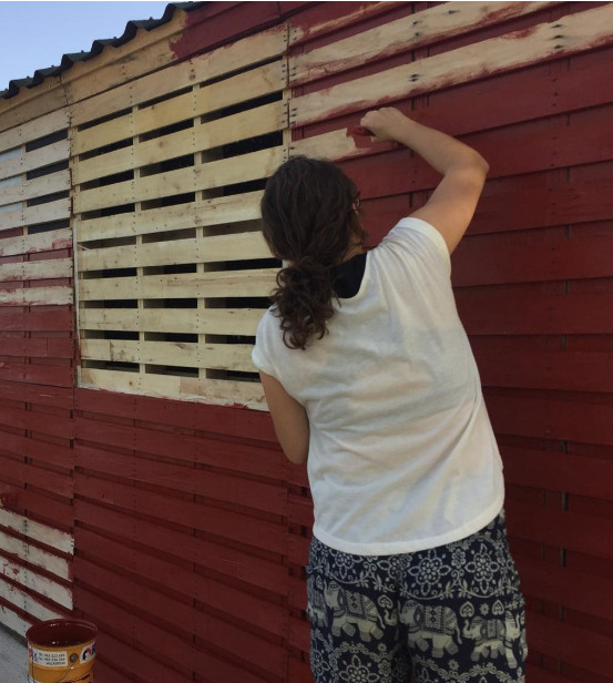 Una voluntaria trabaja en una instalación del Civillalar, en Villalar de los Comuneros (Valladolid).