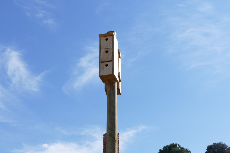 Gorrioneras sobre poste, destinadas a zonas donde los gorriones no tienen sustrato de nidificación, como las viñas de "Pago de Carraovejas". Cada poste lleva nueve nidales para estas aves.