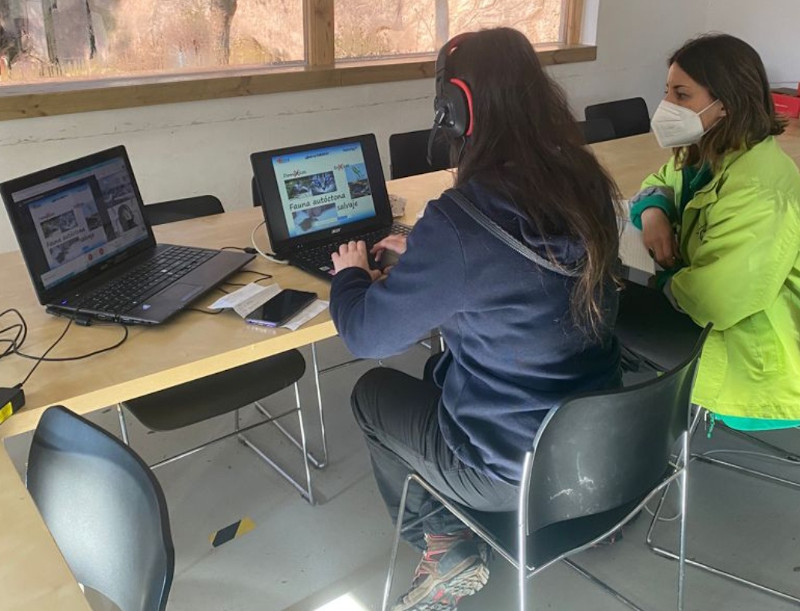 Dos educadoras ambientales coordinan una visita virtual a GREFA con uno de los colegios participantes.