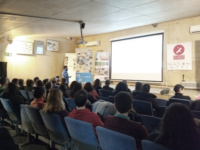 Foto de archivo de un taller formativo sobre seguimiento de tendidos eléctricos impartido en la sede de GREFA en Majadahonda (Madrid).
